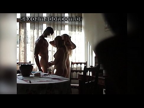 ❤️ Οι φίλοι του σεξ προσκαλούν έναν γιγαντιαίο άνδρα και ένα τρίο μαζί του ❌ Πορνό βίντεο ️