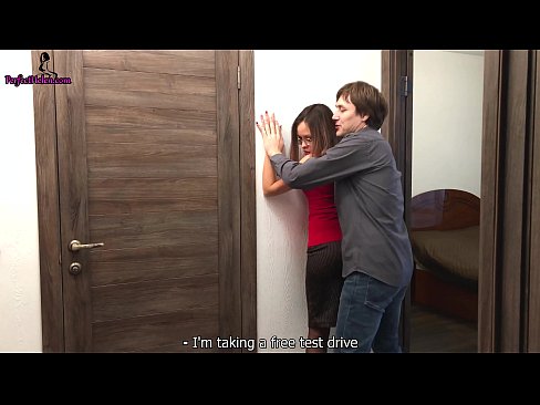 ❤️ Σέξι μεσίτρια τραβάει αισθησιακά το μουνί της και γαμάει ενώ πουλάει το διαμέρισμά της - Krempai ❌ Πορνό βίντεο ️