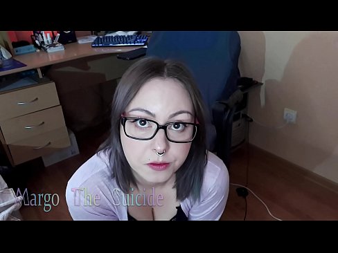 ❤️ Σέξι κορίτσι με γυαλιά πιπιλίζει Dildo βαθιά στην κάμερα ❌ Πορνό βίντεο ️