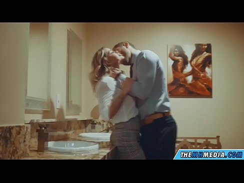 ❤️ Όταν μια πλούσια ξανθιά σε αποπλανεί σε μια δημόσια τουαλέτα ❌ Πορνό βίντεο ️